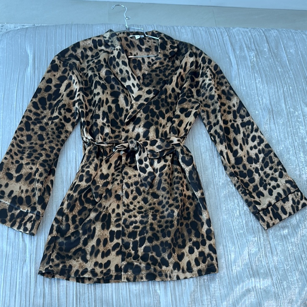 Superdown Leopard Satin Robe - Picture 2 of 2